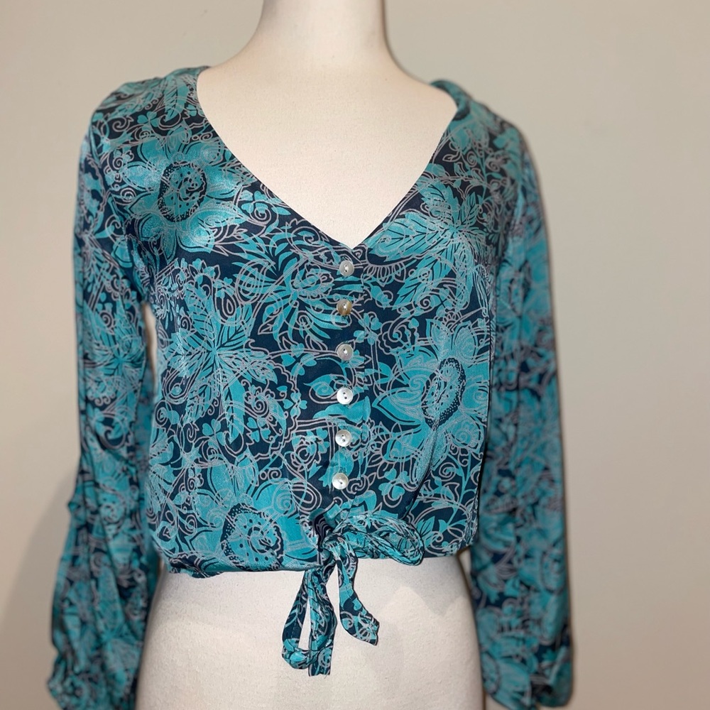Beautiful button down floral top!